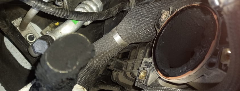 Circuito de admisión de aire saturada por carbonilla, el motor no respira todo el aire limpio que necesita y presenta falta de potencia, humo, etc